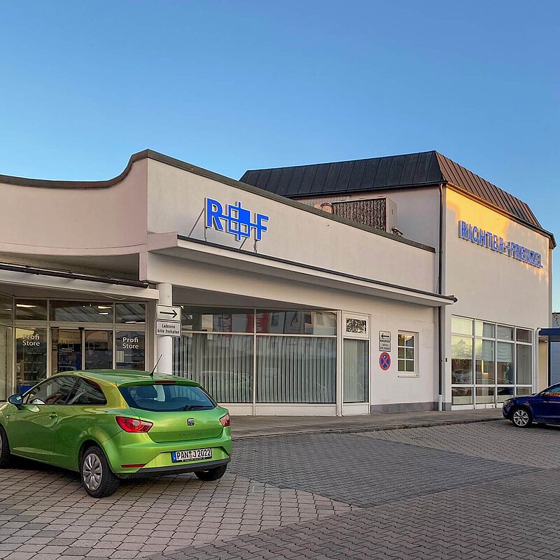 Richter+Frenzel Eggenfelden, links ProfiStore, rechts BäderStore