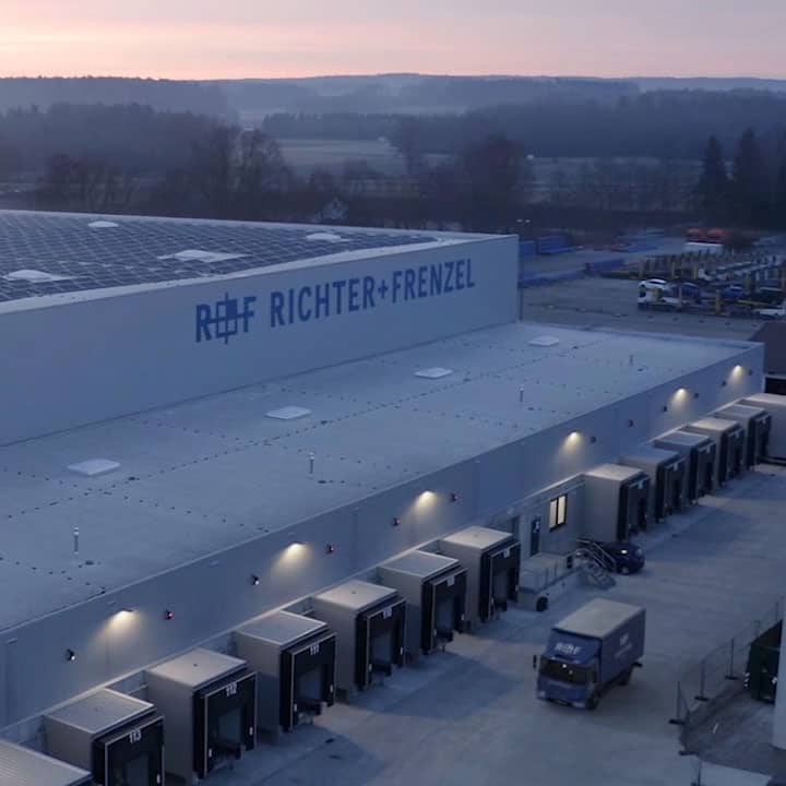 LKW im Logistikzentrum Reichershofen