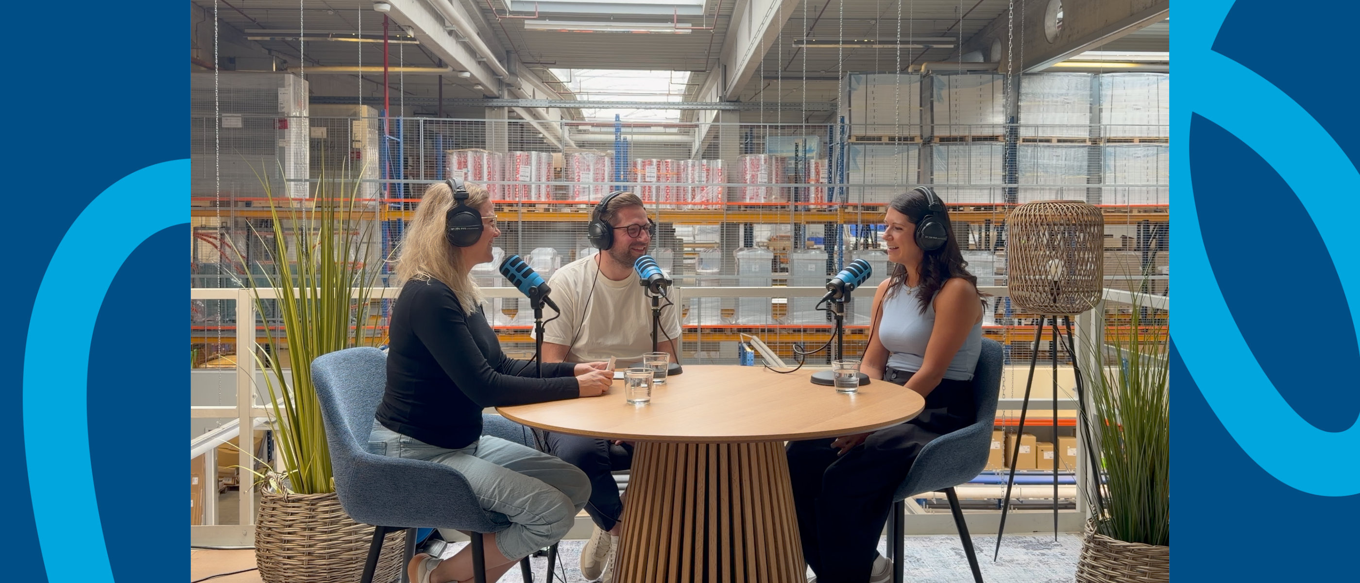 Hosts R+F Podcast Marina Prucker und Bene Schellenberger mit Gast Martina Mirlach im Podcast-Studio