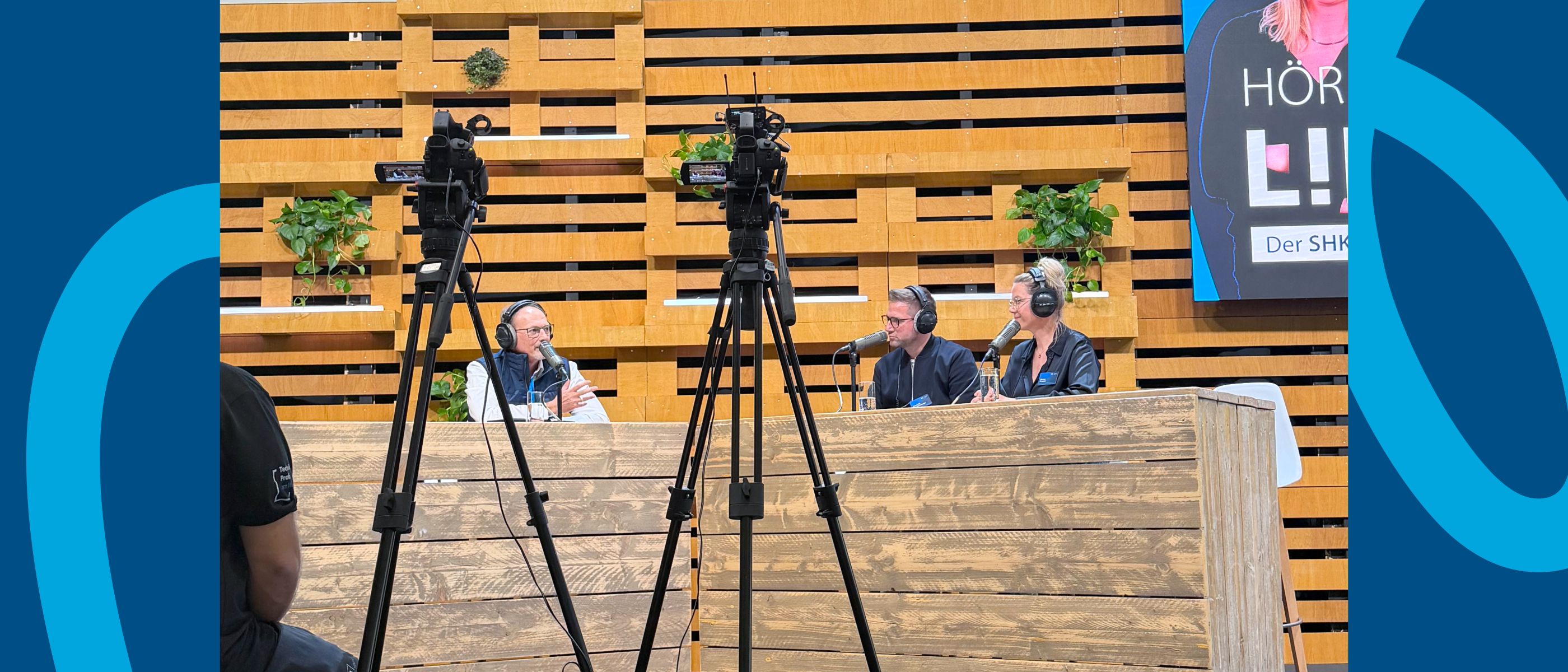 R+F Podcast-Hosts: Marina Prucker, Bene Schellenberger mit Gast Robert Oberberger auf der RIFA 2026