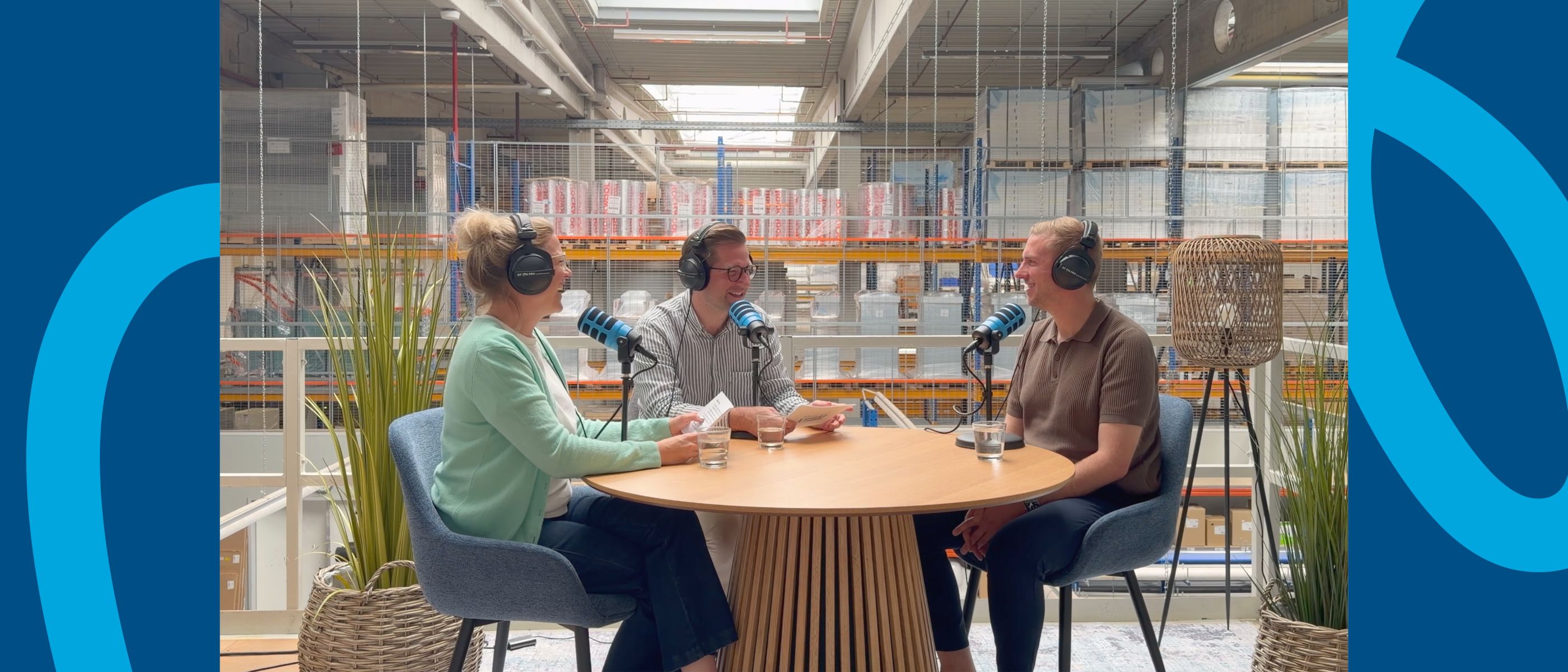 Hosts R+F Podcast Marina Prucker und Bene Schellenberger mit Gast Tim Braune im Podcast-Studio