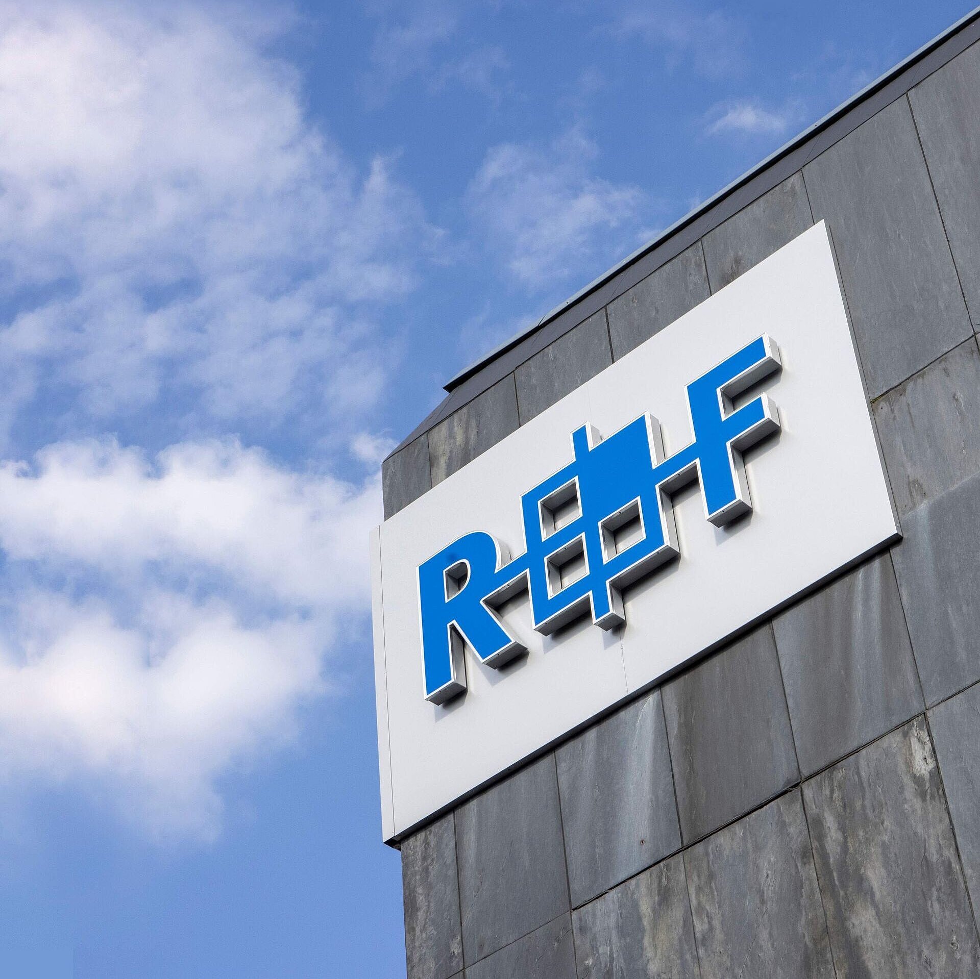 R+F Logo am Richter+Frenzel Standort Aachen