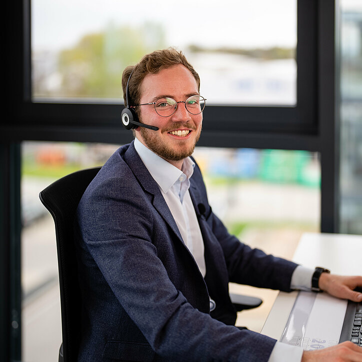 R+F Mitarbeiter im Büro am Telefonieren