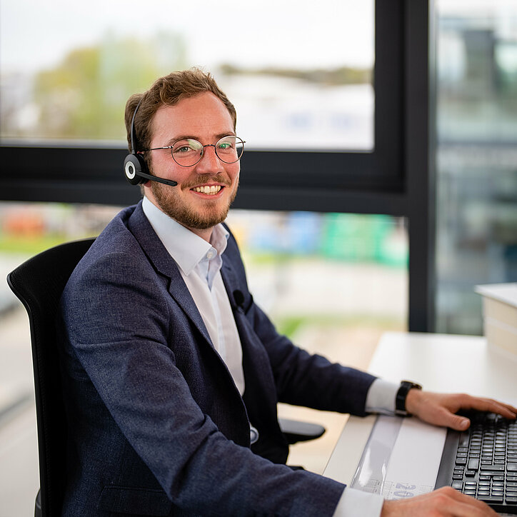 R+F Mitarbeiter im Büro am Telefonieren