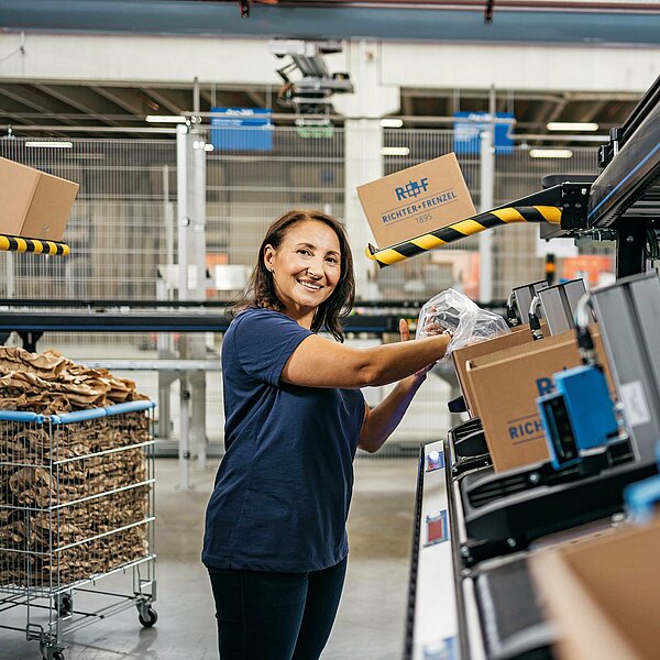 Mitarbeiterin in der Logistik