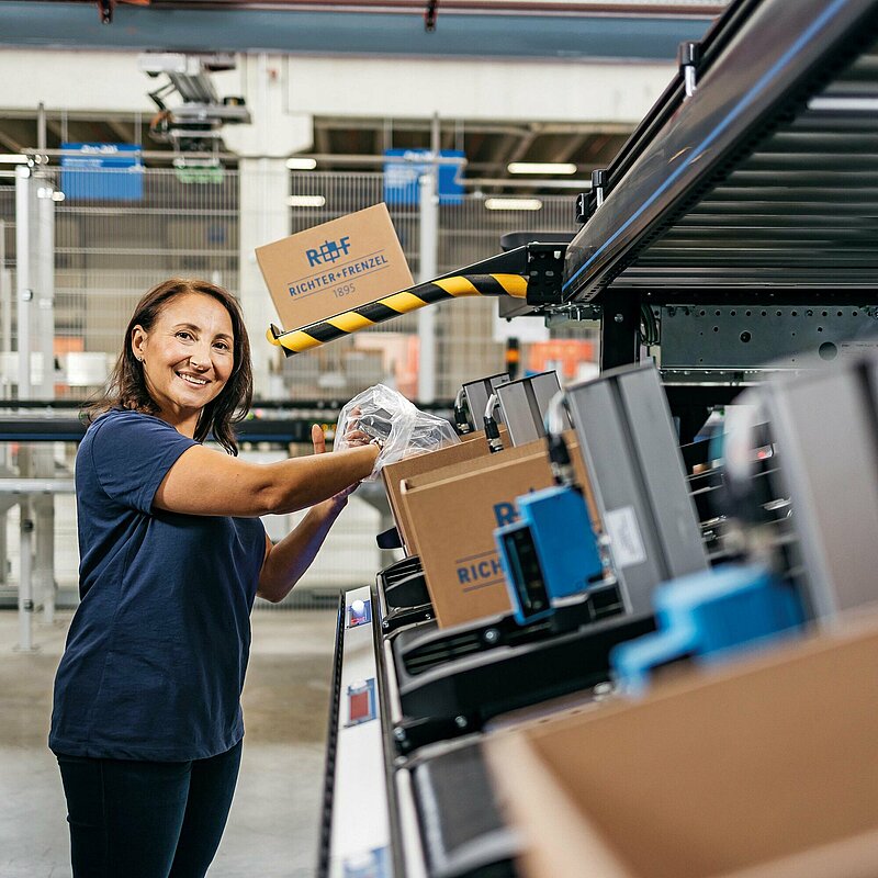 Mitarbeiterin in der Logistik