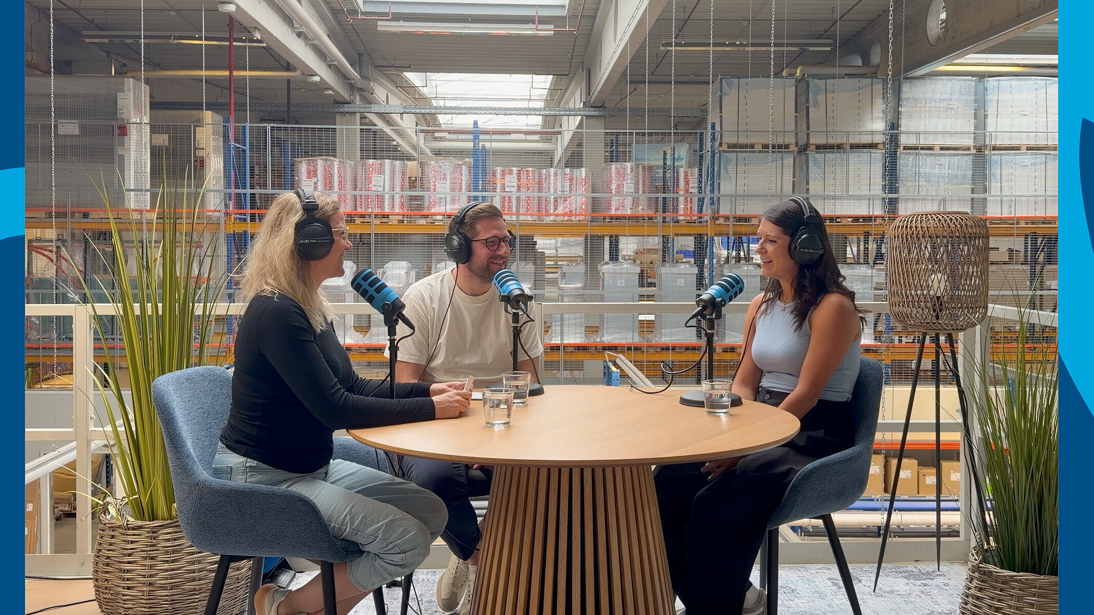 Hosts R+F Podcast Marina Prucker und Bene Schellenberger mit Gast Martina Mirlach im Podcast-Studio