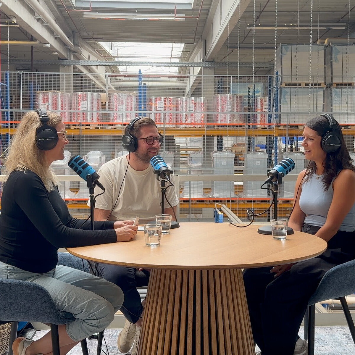 Hosts R+F Podcast Marina Prucker und Bene Schellenberger mit Gast Martina Mirlach im Podcast-Studio