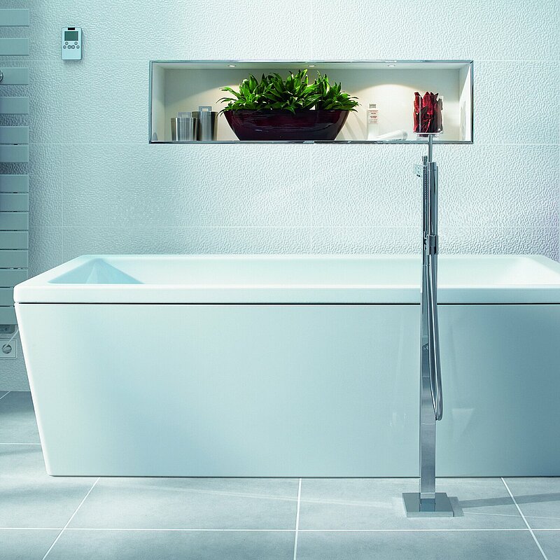 freistehende Badewanne mit freistehender Armatur