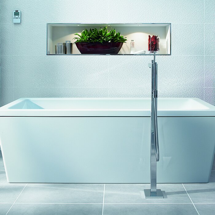 freistehende Badewanne mit freistehender Armatur