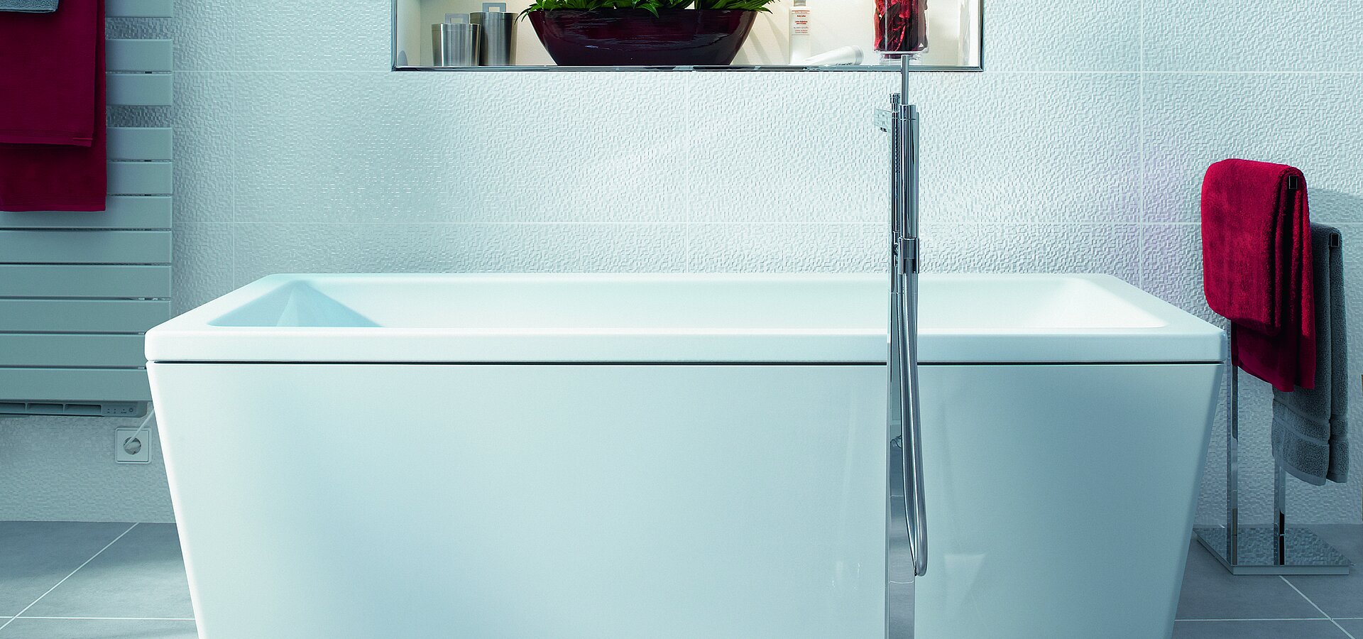 freistehende Badewanne mit freistehender Armatur