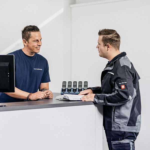 Mitarbeiter berät Handwerker im ProfiStore