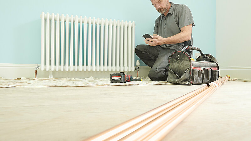 Handwerker mit Smartphone