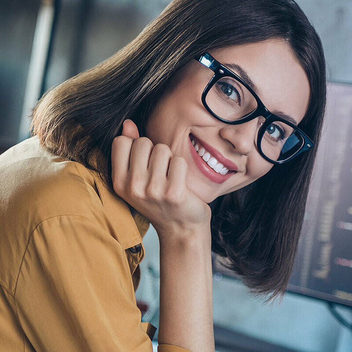 R+F IT-Mitarbeiterin im Büro