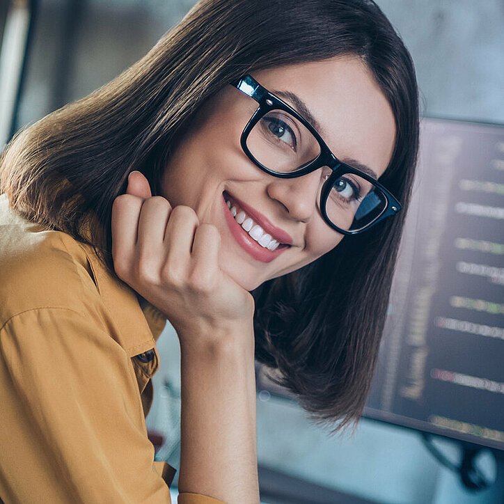 R+F IT-Mitarbeiterin im Büro