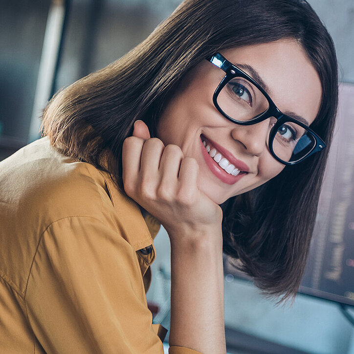 R+F IT-Mitarbeiterin im Büro