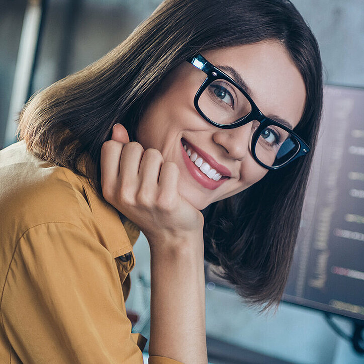 R+F IT-Mitarbeiterin im Büro