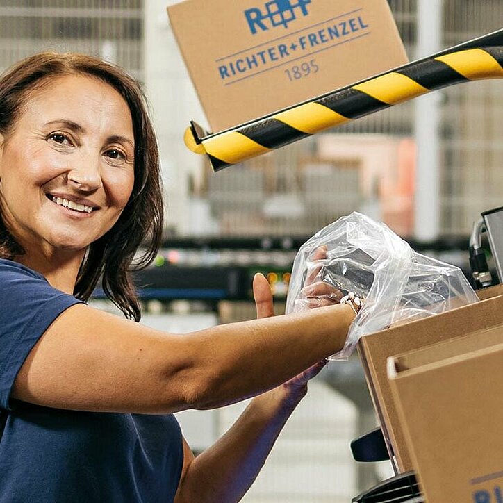 Mitarbeiterin in der Logistik bei R+F
