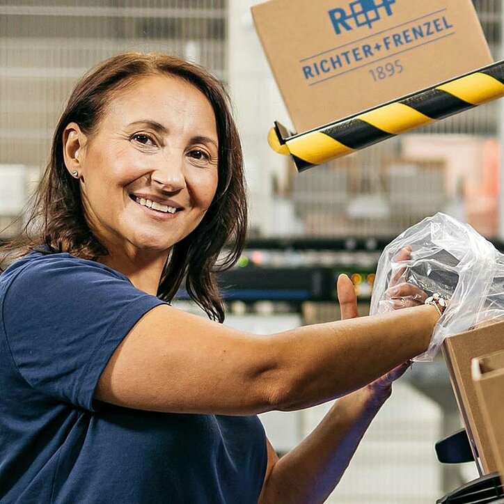 Mitarbeiterin in der Logistik bei R+F