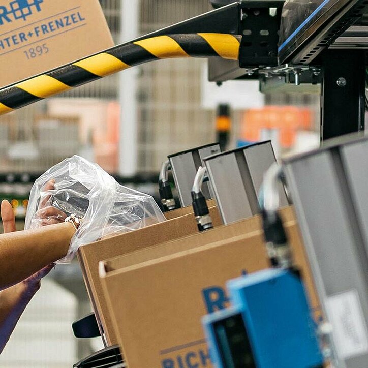 Mitarbeiterin in der Logistik bei R+F