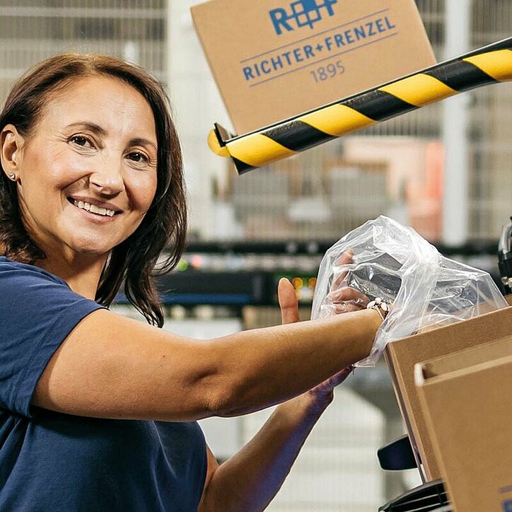 Mitarbeiterin in der Logistik bei R+F