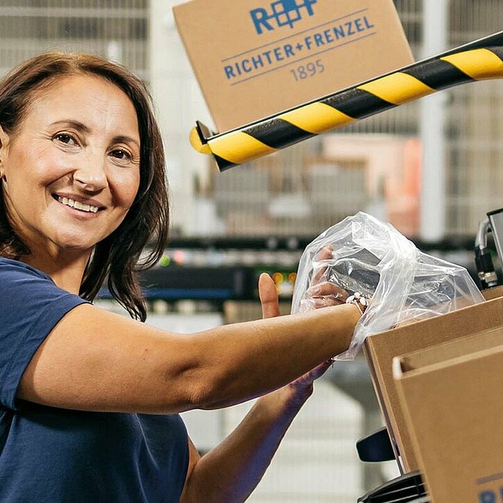 Mitarbeiterin in der Logistik bei R+F