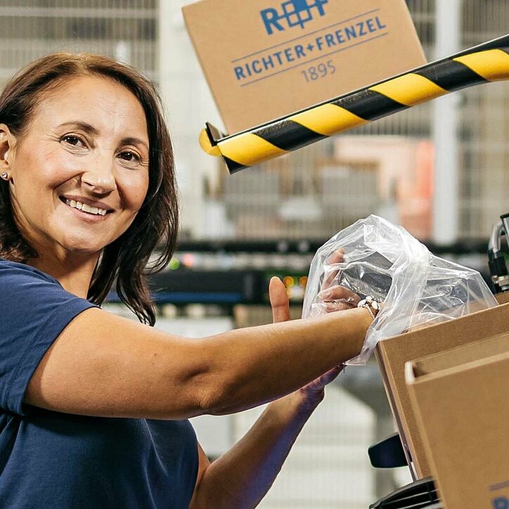 Mitarbeiterin in der Logistik bei R+F