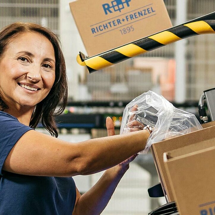 Mitarbeiterin in der Logistik bei R+F