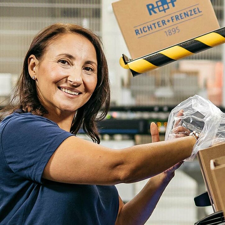 Mitarbeiterin in der Logistik bei R+F