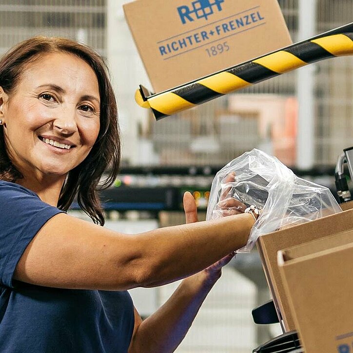 Mitarbeiterin in der Logistik bei R+F