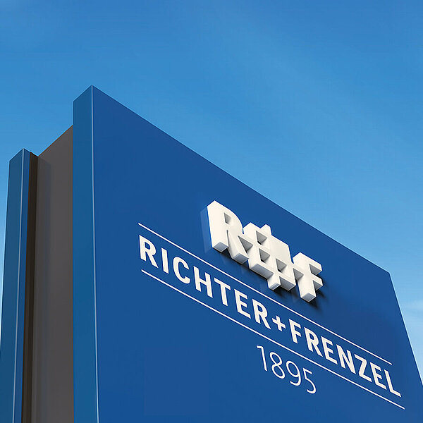 Pylon mit Richter+Frenzel Logo