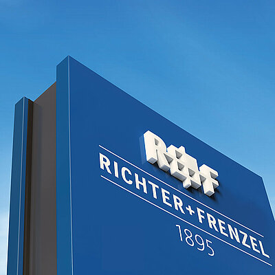 Pylon mit Richter+Frenzel Logo