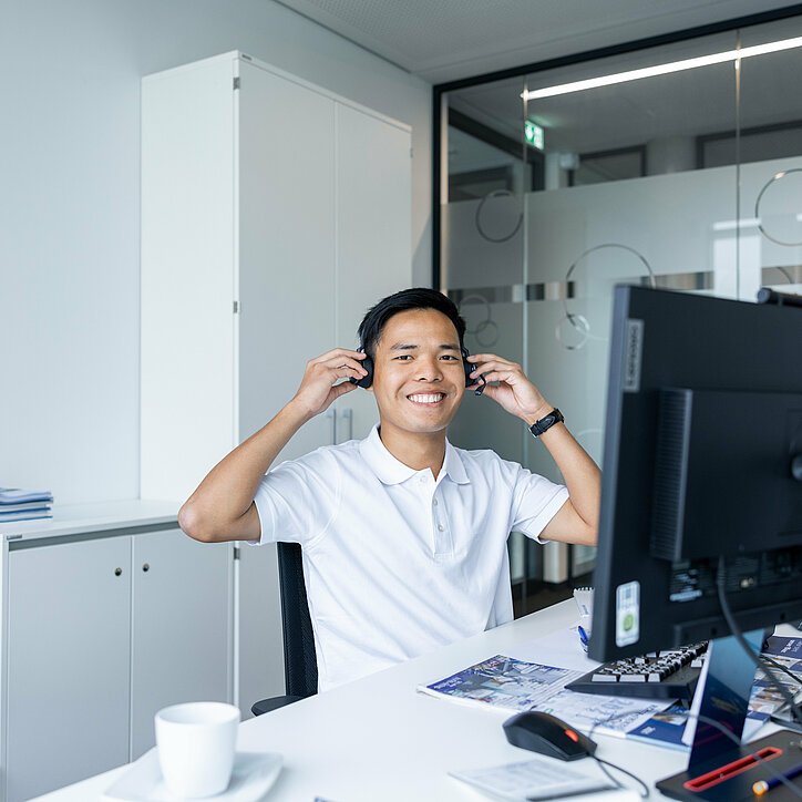 R+F Mitarbeiter im Büro am Telefonieren