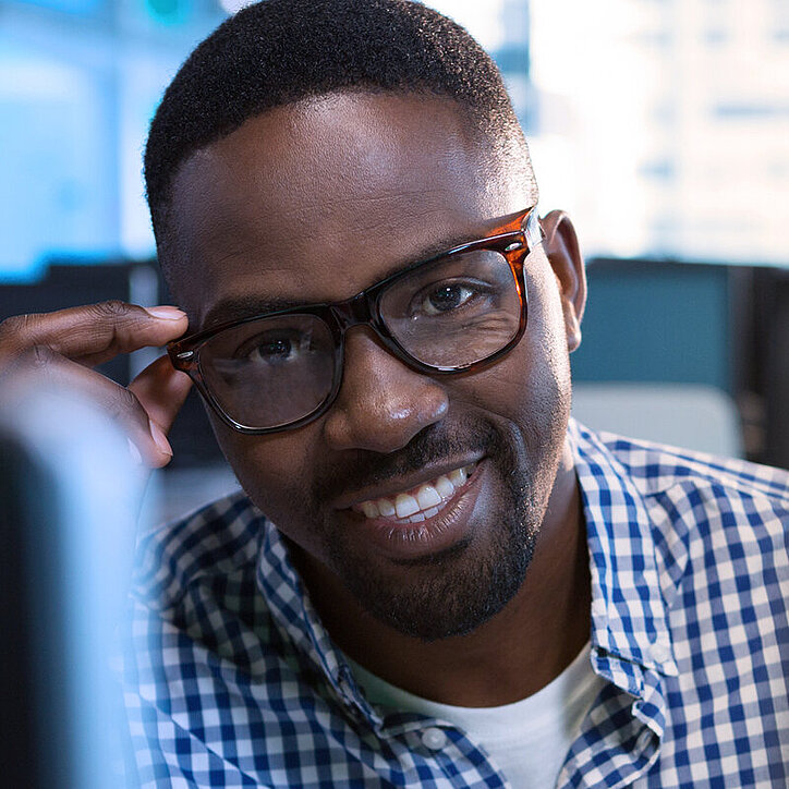 R+F Mitarbeiter im Büro