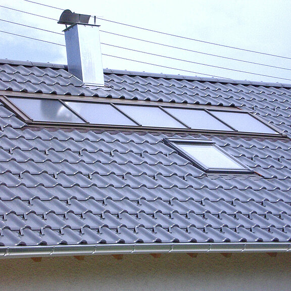 Dach mit Solarkollektoren