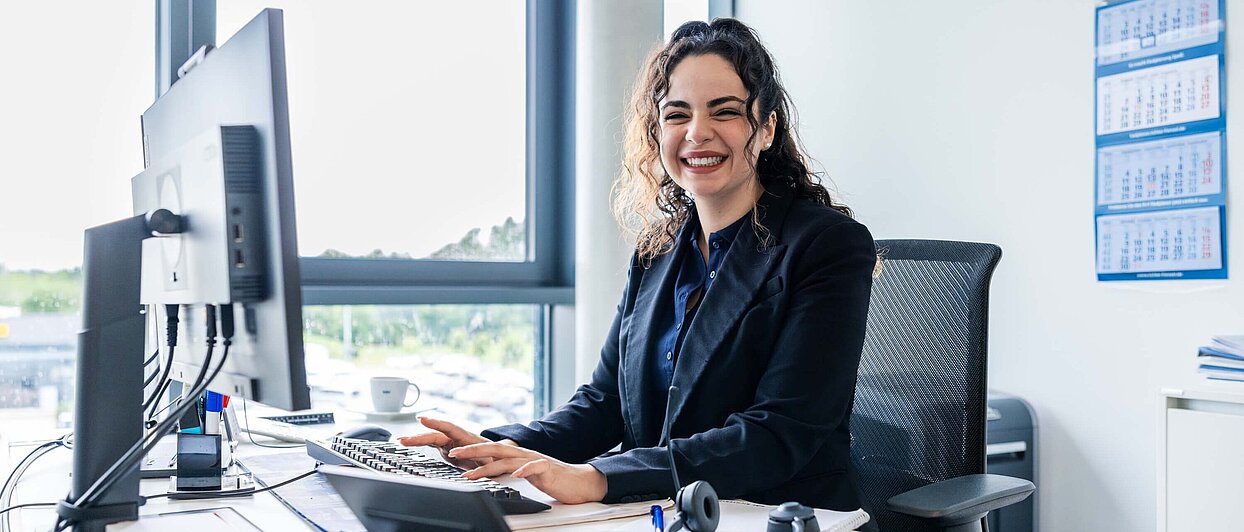 R+F Mitarbeiterin am Computer