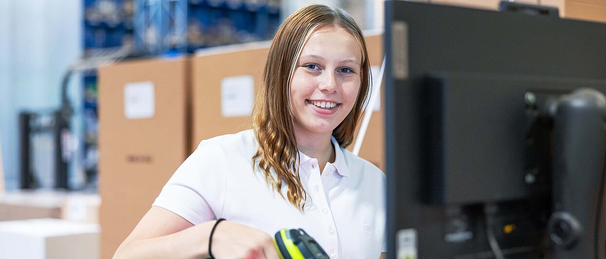 R+F Mitarbeiterin mit Handscanner