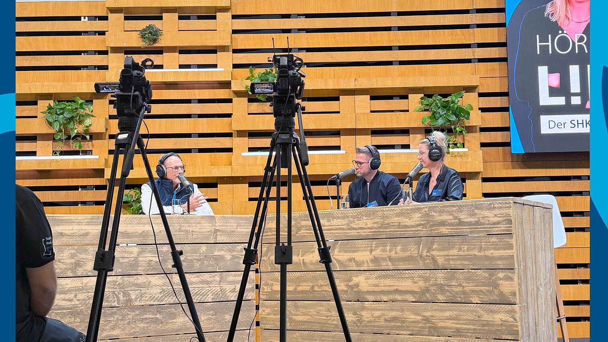 R+F Podcast-Hosts: Marina Prucker, Bene Schellenberger mit Gast Robert Oberberger auf der RIFA 2026