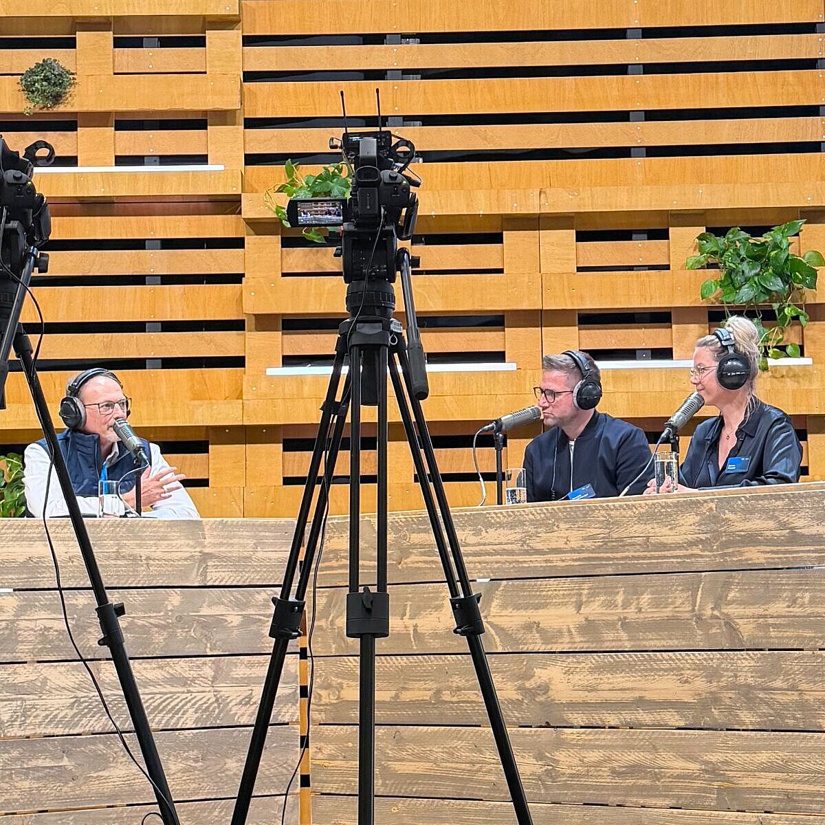 R+F Podcast-Hosts: Marina Prucker, Bene Schellenberger mit Gast Robert Oberberger auf der RIFA 2026