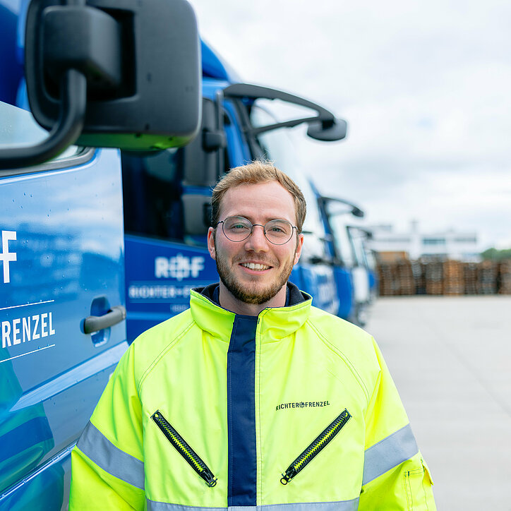 R+F Berufskraftfahrer neben dem LKW