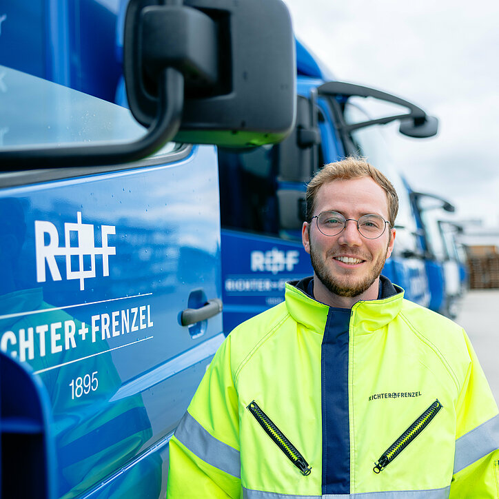 R+F Berufskraftfahrer neben dem LKW