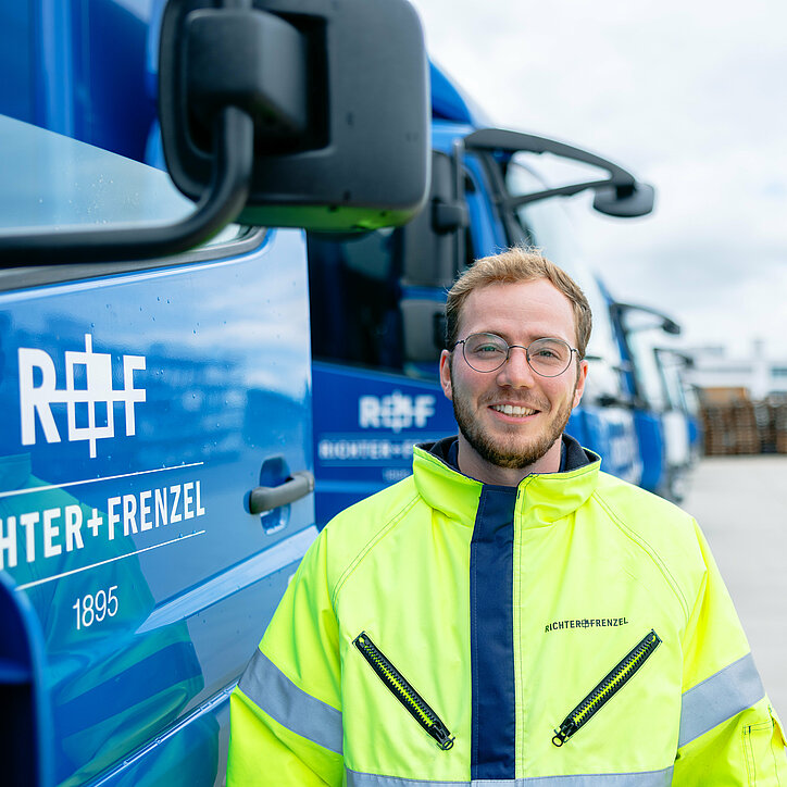 R+F Berufskraftfahrer neben dem LKW