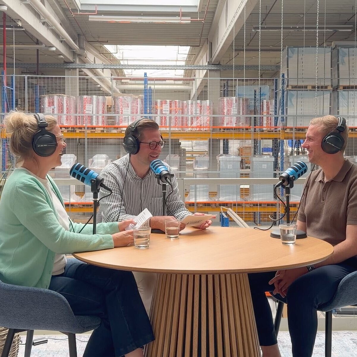 Hosts R+F Podcast Marina Prucker und Bene Schellenberger mit Gast Tim Braune im Podcast-Studio