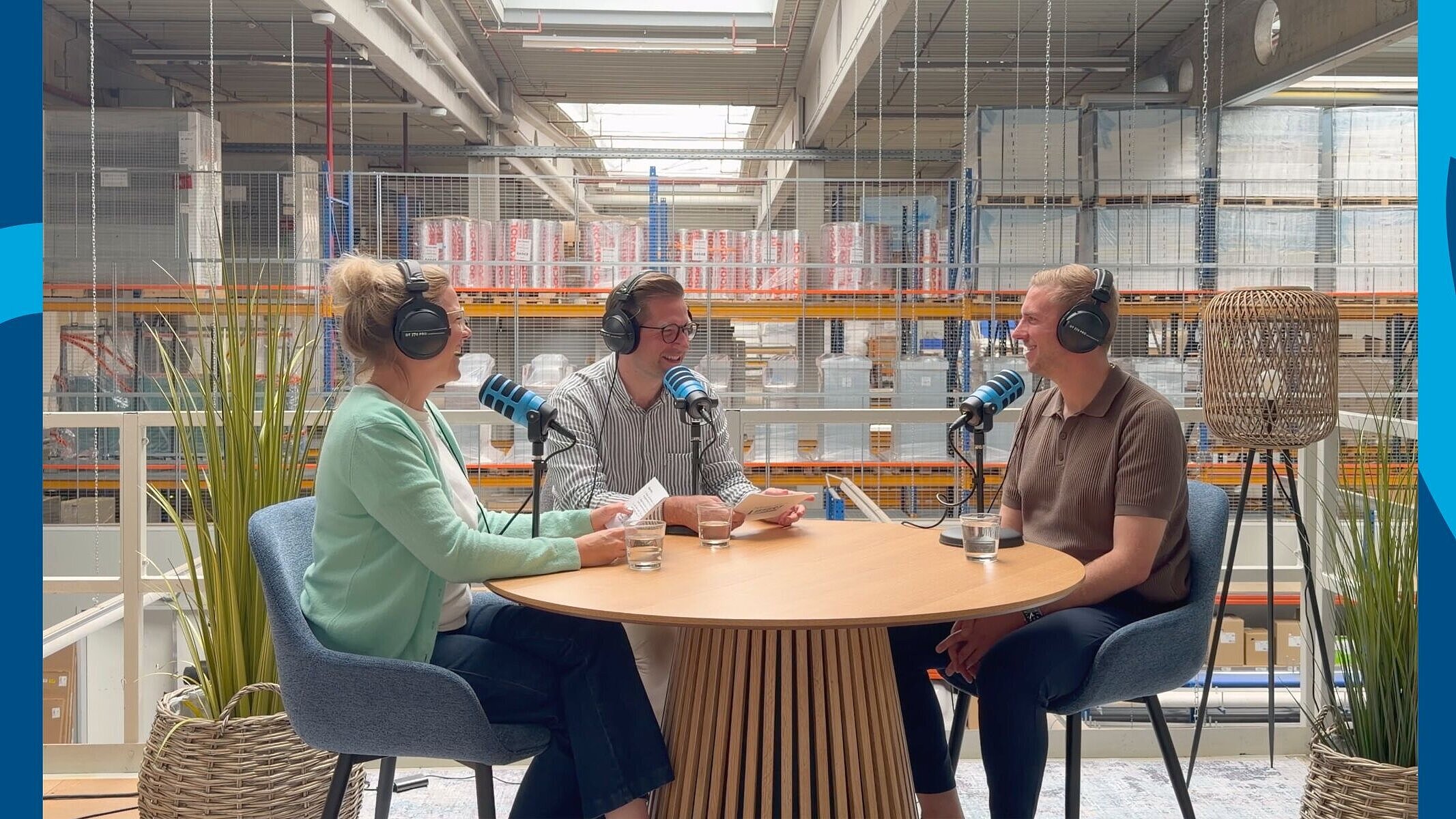 Hosts R+F Podcast Marina Prucker und Bene Schellenberger mit Gast Tim Braune im Podcast-Studio