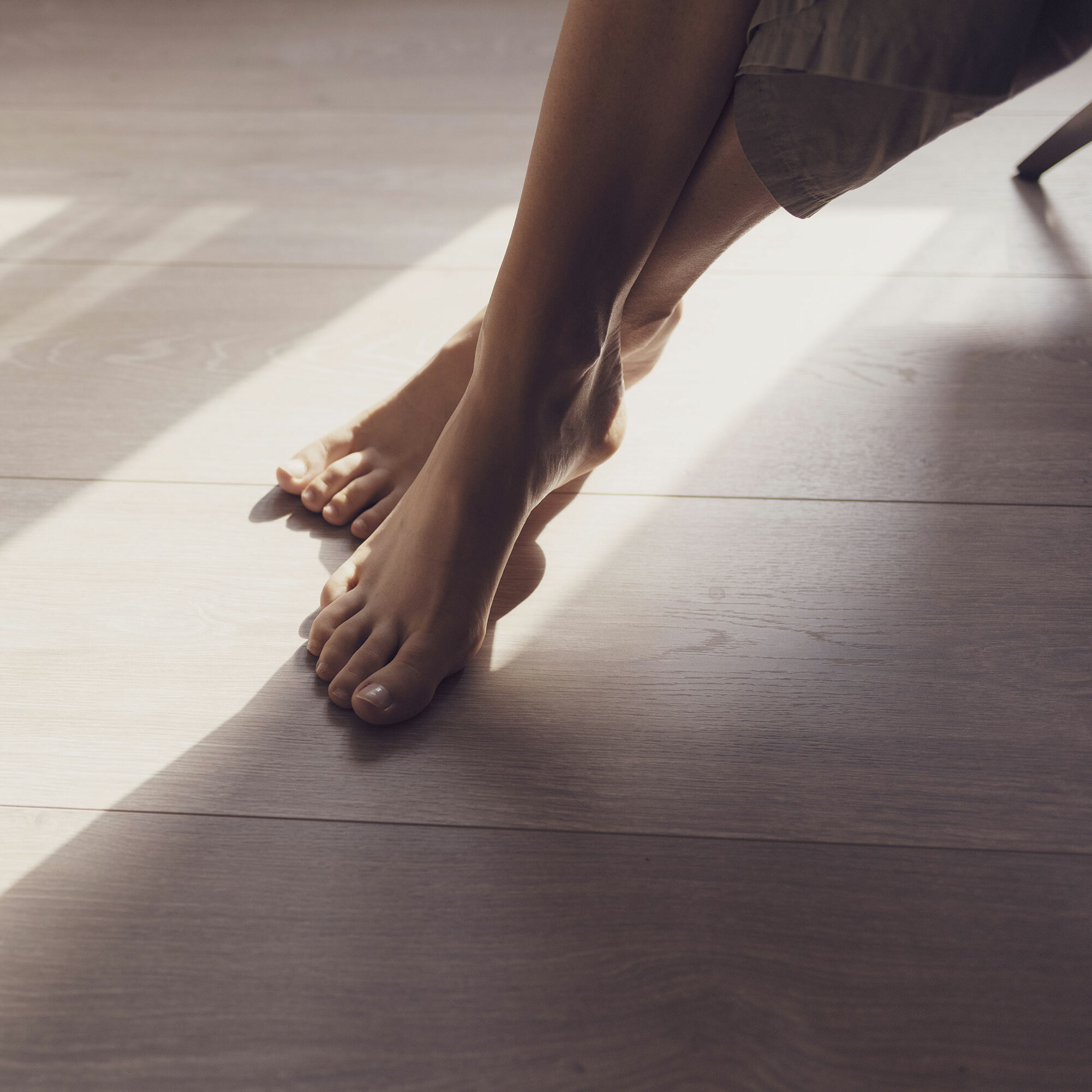 Fußbodenheizung: nackte Füße auf warmem Boden