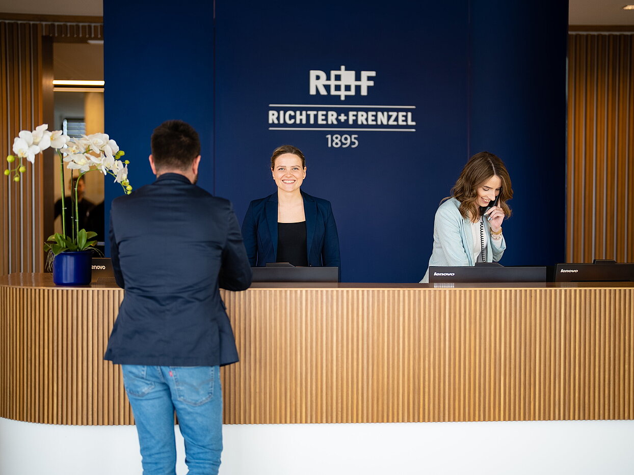 R+F Mitarbeiterinnen am Empfang im BäderStore