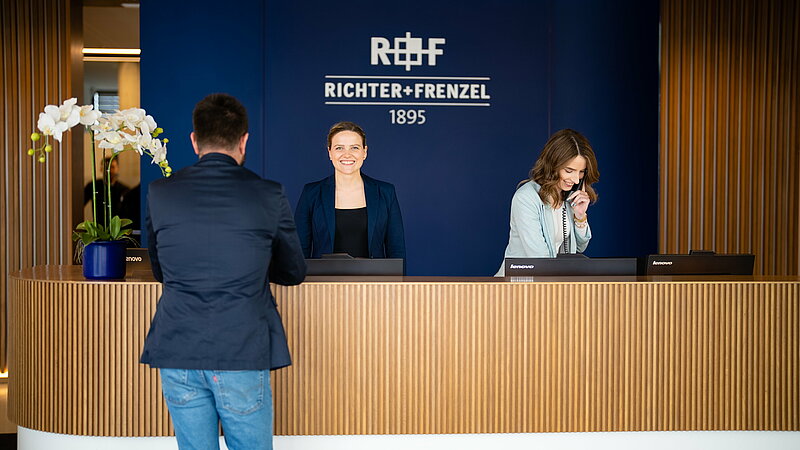 R+F Mitarbeiterinnen am Empfang im BäderStore