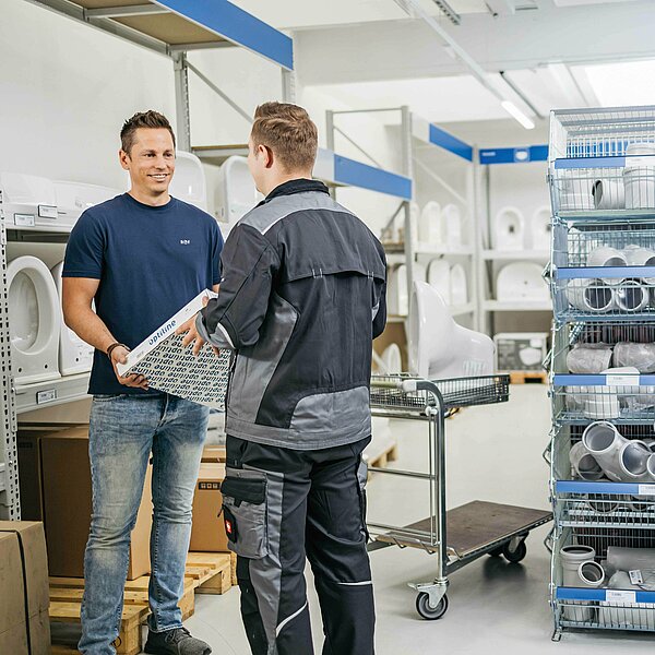 Mitarbeiter und Kunde im ProfiStore