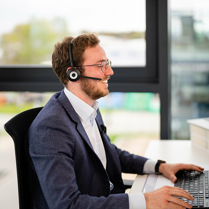 R+F Mitarbeiter im Vertriebsinnendienst am Telefonieren