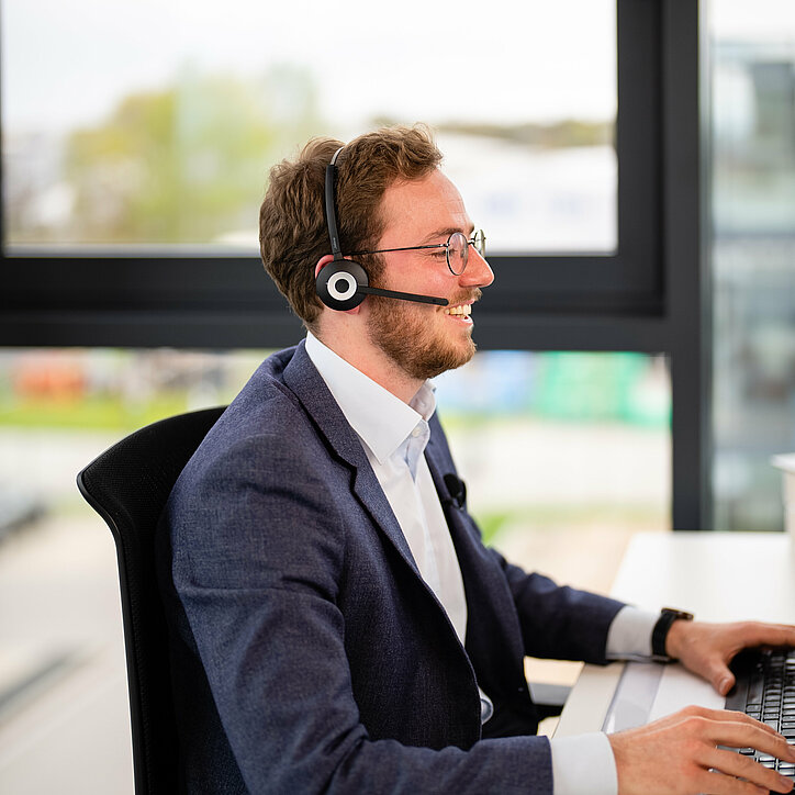 R+F Mitarbeiter im Vertriebsinnendienst am Telefonieren